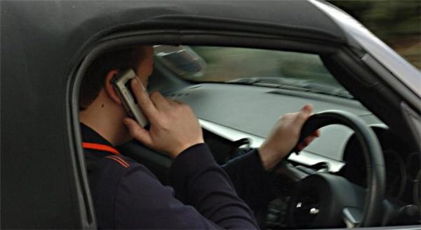 英国欲重手打击开车接打电话