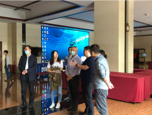 达内培训集团中西区总经理李凌向教育部教育装备研究与发展中心职业教育与高等教育装备处处长刘俊波介绍达内培训虚拟仿真实验模式